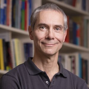 Head shot of Martin Gruebele in front of a book shelves