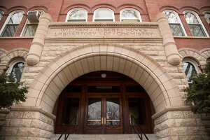 Photo of the west-facing stone arch entrance to Noyes Laboratory.